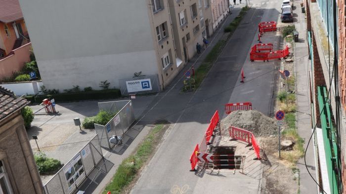 Elindult a Gogol utca felújítása, parkolási korlátozás lépett életbe +fotók