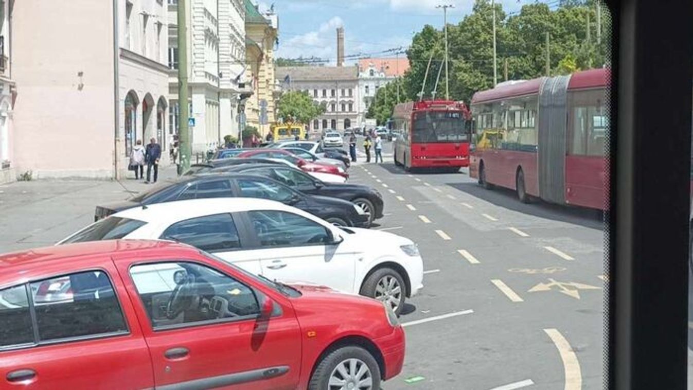 Frissítve: Forgalmi zavar a Polgármesteri Hivatal előtt Szegeden, a rendőrök is a helyszínen vannak