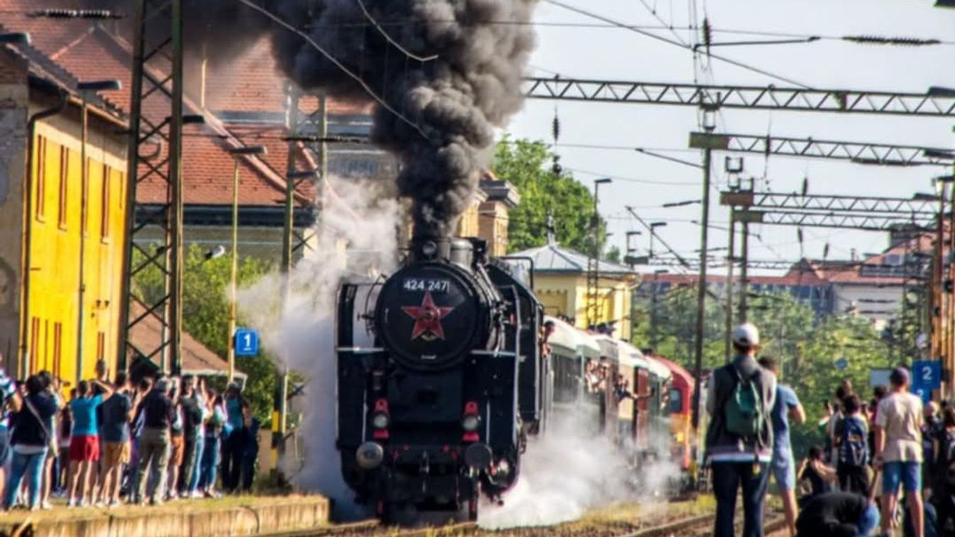 Nosztalgikus füstfelhő és zakatolás: Szegeden járt a legendás gőzmozdony +fotók +videó