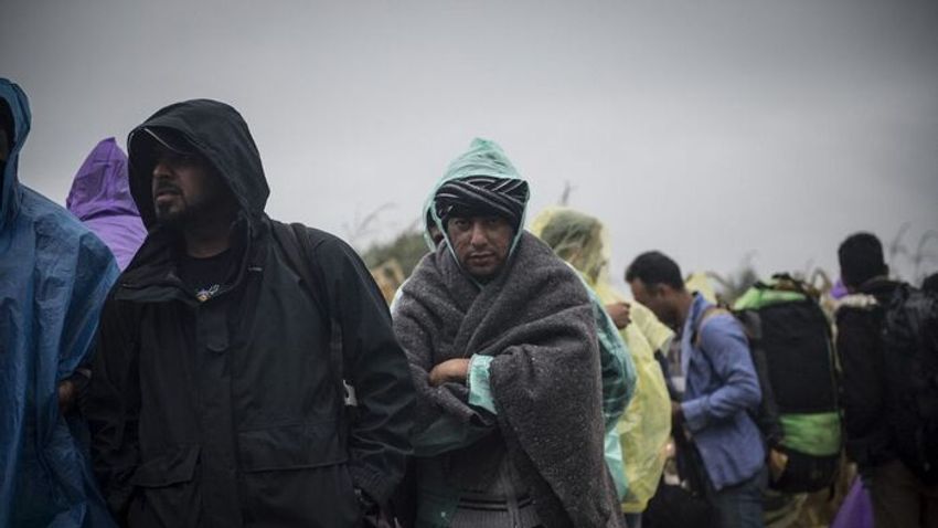 Rendőrökre fogtak fegyvert a migránsok a magyar határ közelében + videó