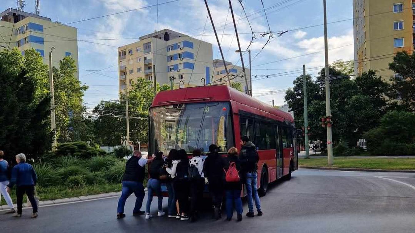 Csütörtök reggel ismét utasok tolták a 10-es trolit a Csillag téren +fotó