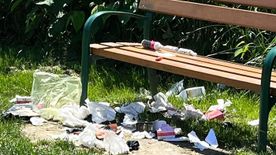 Újabb hanyagság Szegeden - szemét és gaz a "Gyevi parkban"