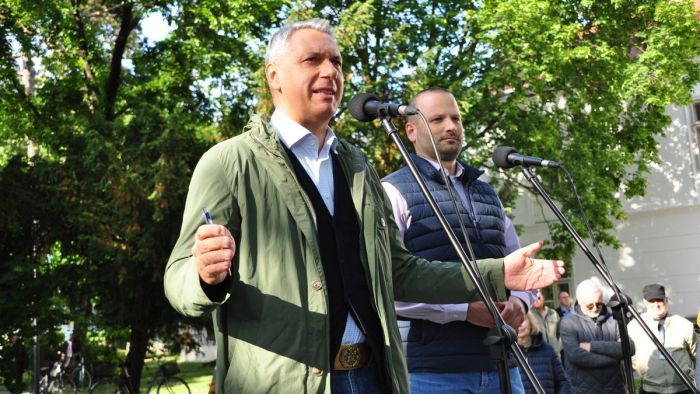 Kemény kérdések, határozott válaszok Lázár János utcafórumán +videó