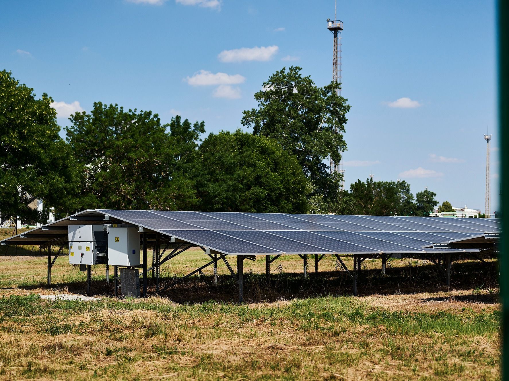 Napelemparkkal és akkumulátoros tárolóval erősíti energiafüggetlenségét a MOL