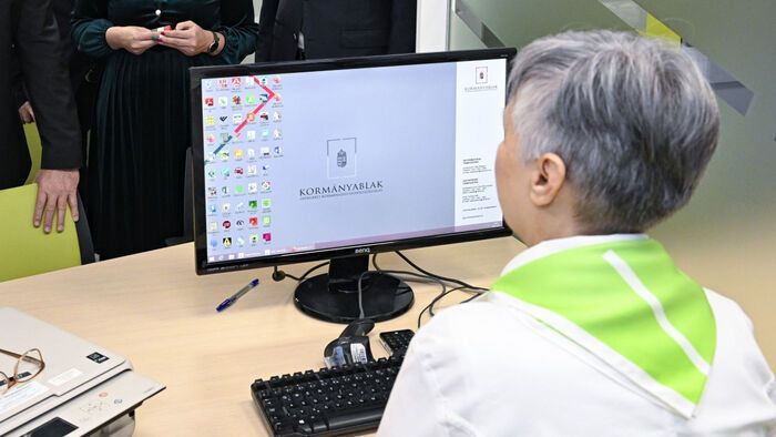 Béremelés a közigazgatásban: Navracsics Tibor bejelentése a tisztviselői fizetésekről