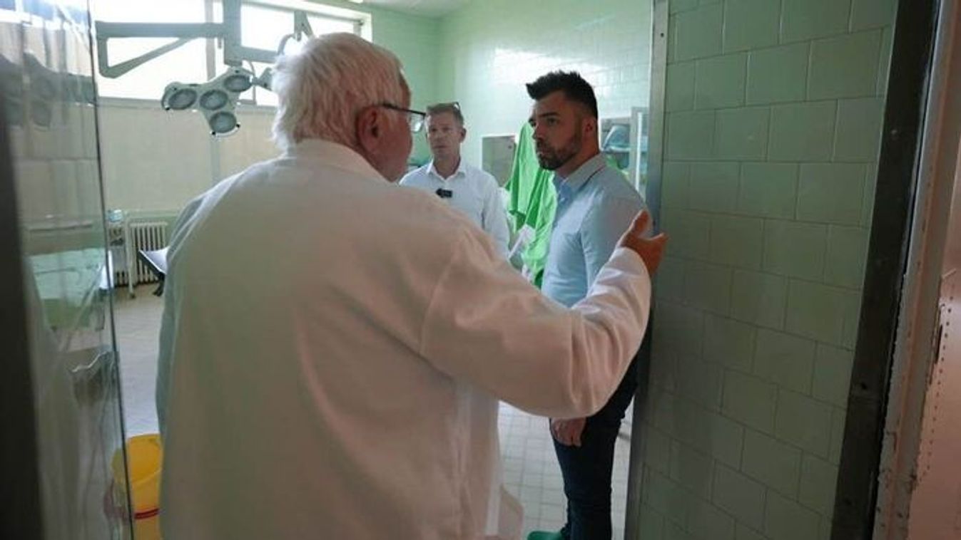 Sajtóval tört be a kórházba Magyar Péter – az SZTE tiltakozik