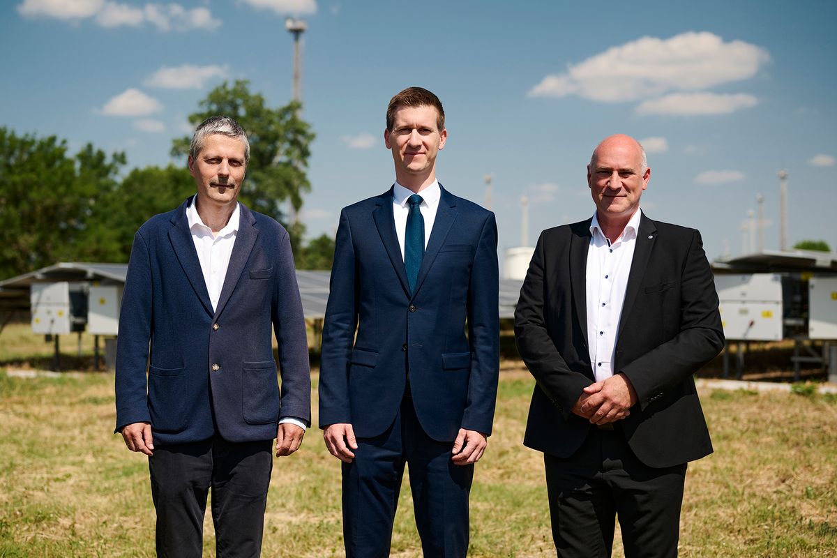 Napelemparkkal és akkumulátoros tárolóval erősíti energiafüggetlenségét a MOL
