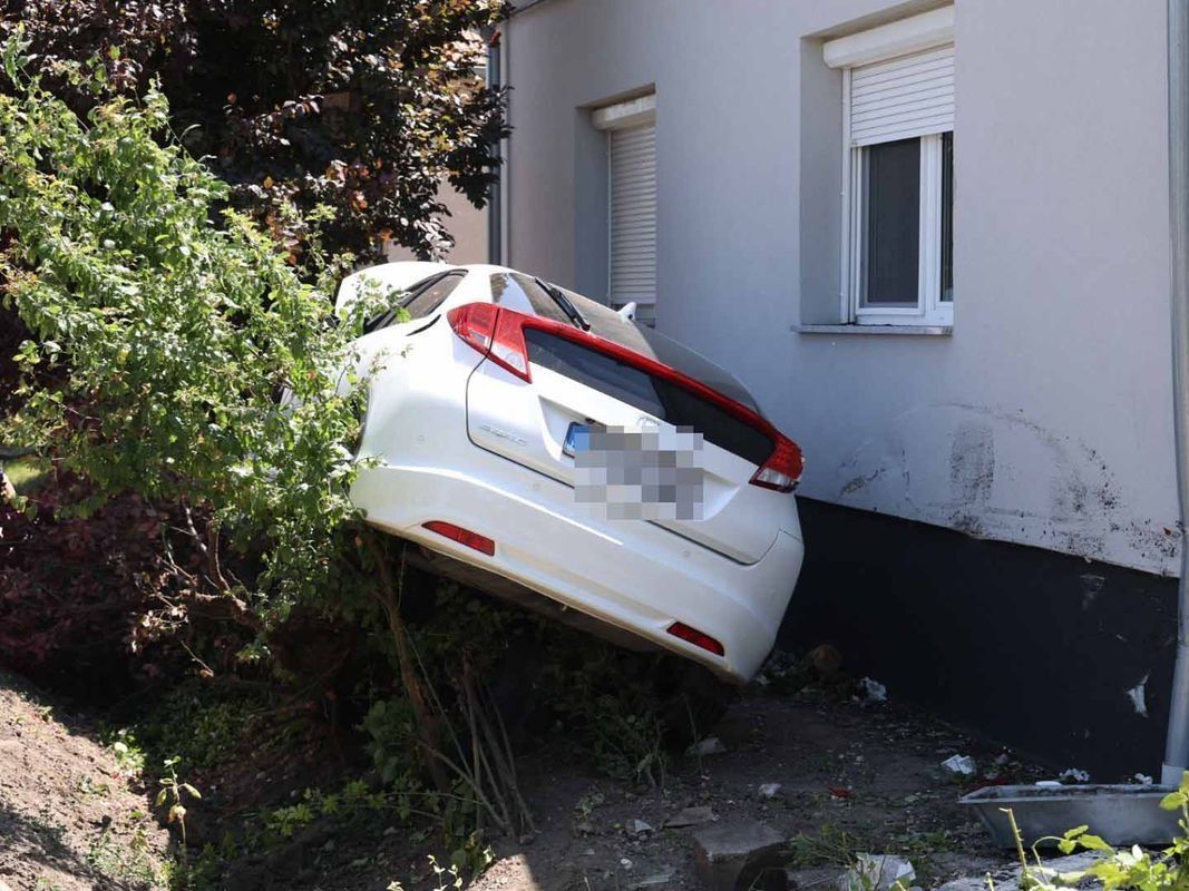 Súlyos baleset Szegeden, egy ház oldalának csapódok a lesodródott gépkocsi