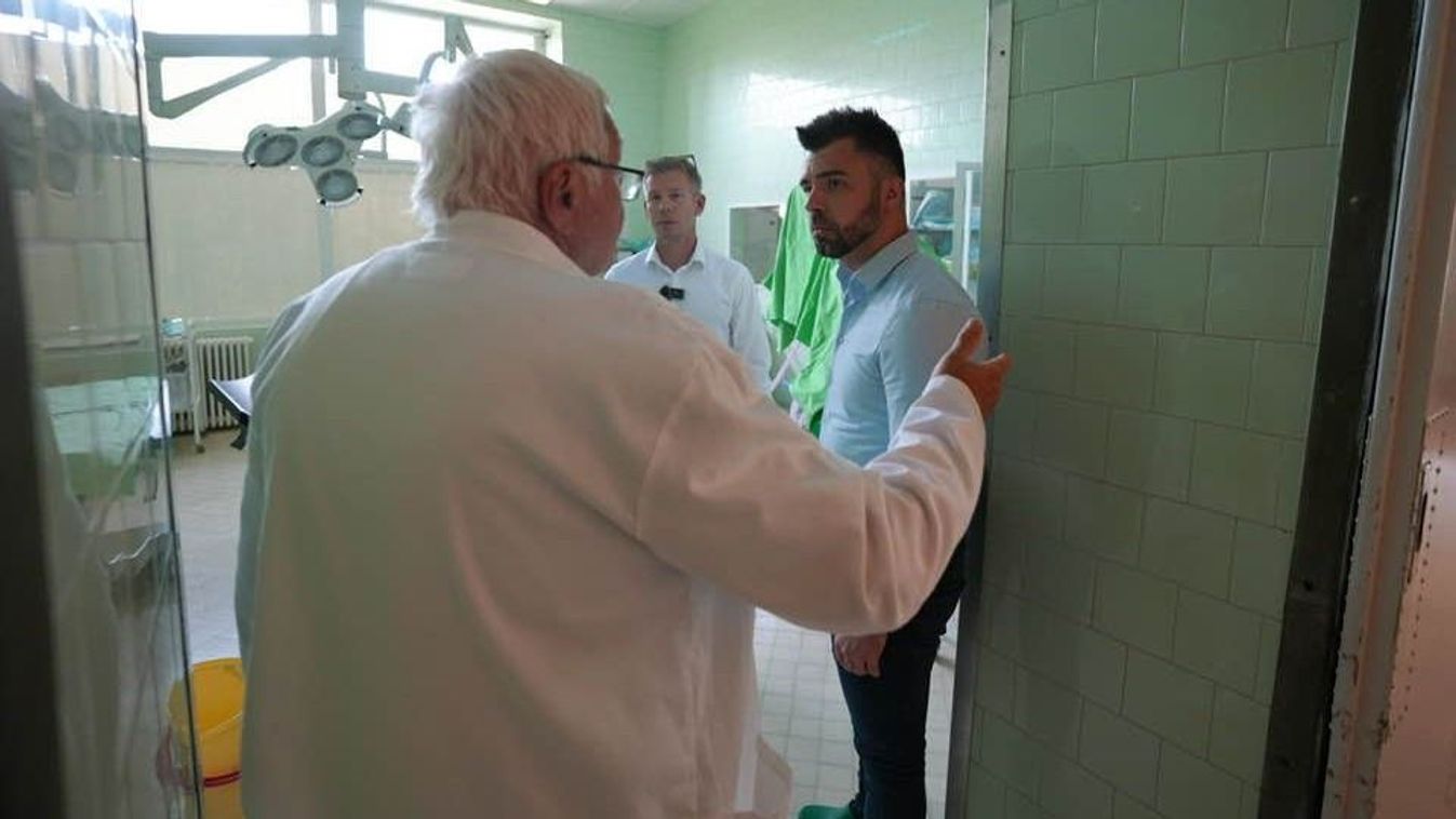 Sajtóval tört be a kórházba Magyar Péter – az SZTE tiltakozik