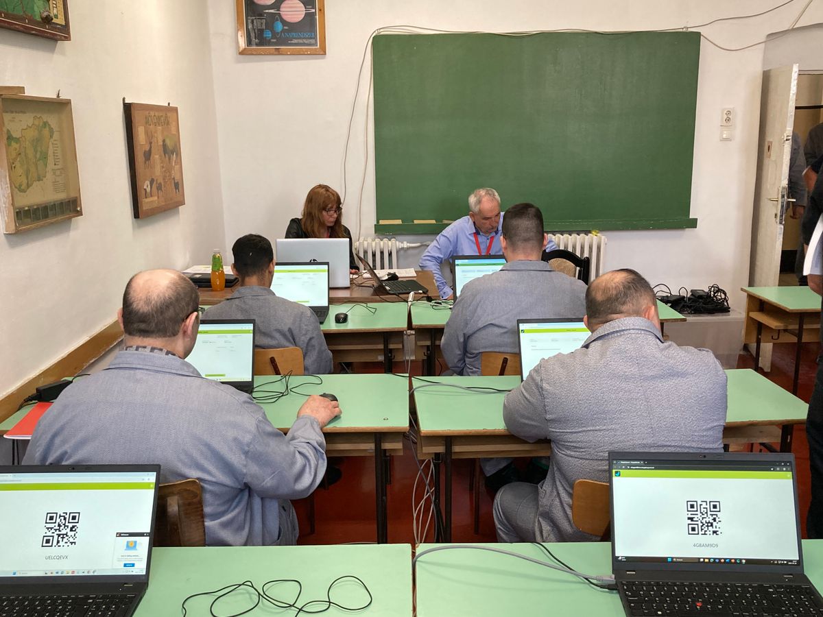 Ahogy a kűlvilágban, a börtönben is számítógépen kapták a vizsgafeladatokat a tanulók