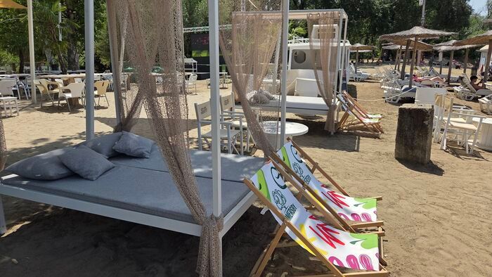 Lapos Beach: Homokos part, árnyas fák és sugárzó napsütés +galéria