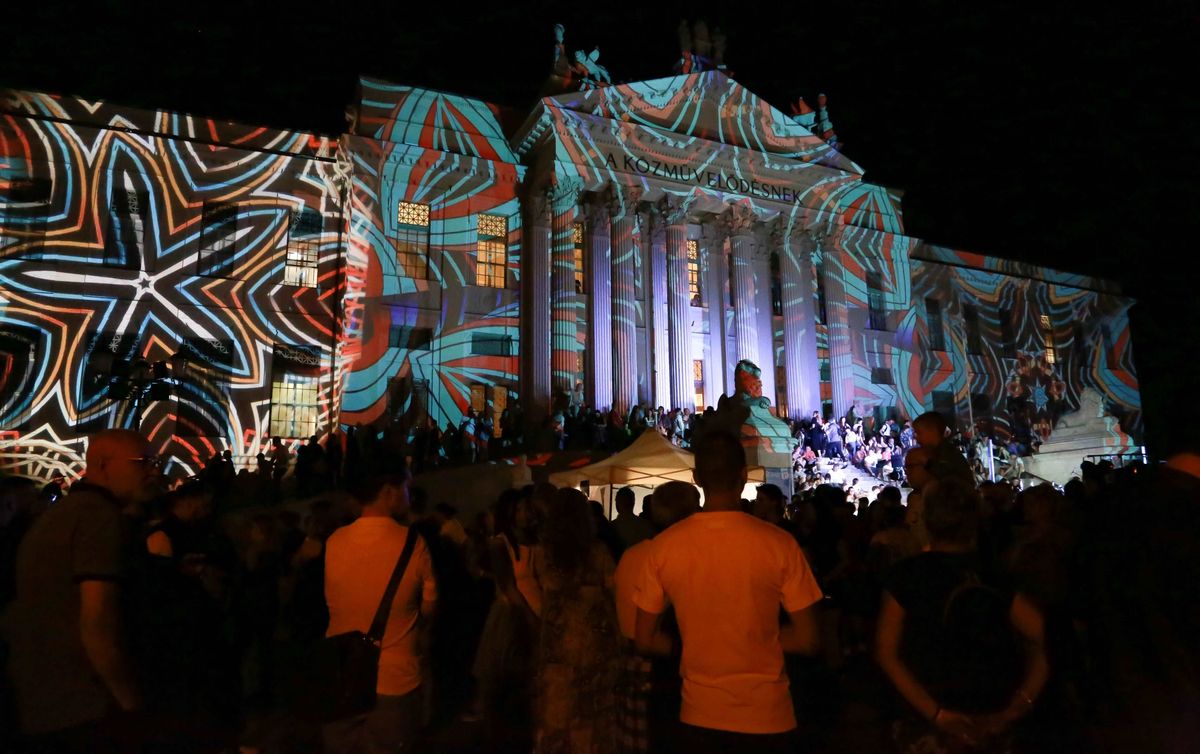 Hatalmas tömeg figyelte a Móra Ferenc Múzeum falain megjelenő fényfestő show-t