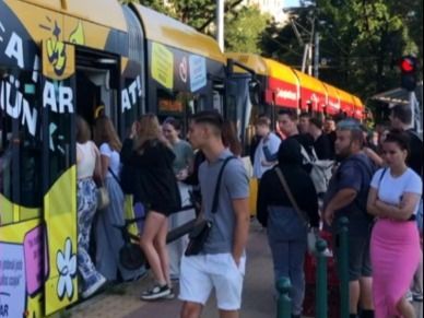 Fesztiválhangulat a síneken: végig robogott Szegeden a tanévzáró bulivillamos