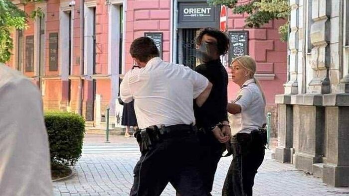 Külföldi férfi okozott riadalmat Szegeden: boxert rántott, vendégre támadt +fotók