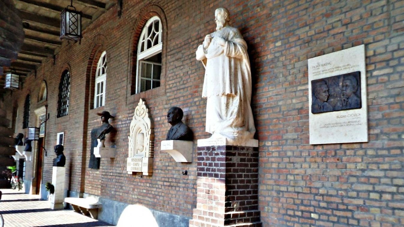 Dóm téri Pantheon: Az eltüntetett apostoli kereszt -  Pázmány Péter szobra