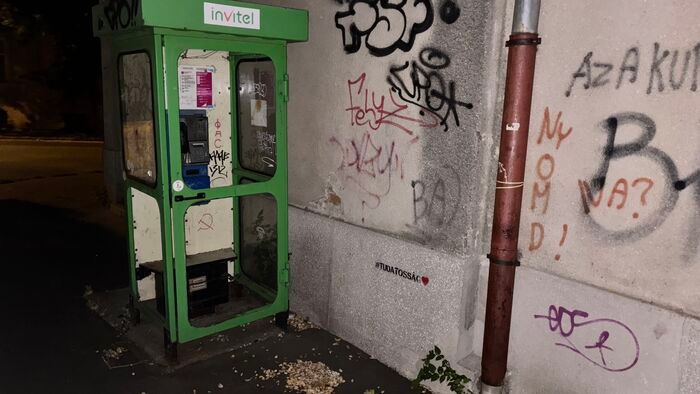 Elfeledett hősök a szegedi utcasarkon: a telefonfülkék emlékezete