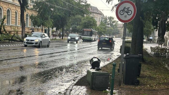 A hétfő délutáni vihar a szegedi villamosokat és trolikat is megbénította