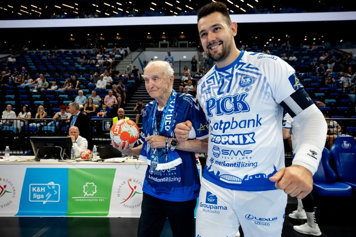A ma 95 éves dr. Bérczi Mihály Bánhidi Bence társaságában érkezik, hogy elvégezze az ünnepélyes kezdődobást. 