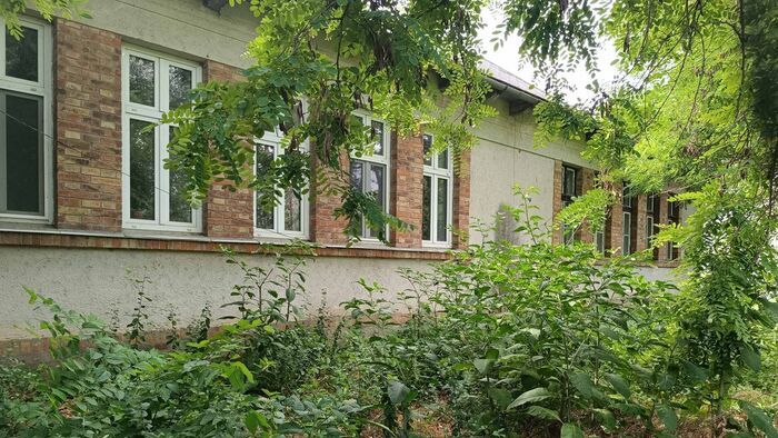 A szegedi önkormányzat tétlenül nézi, ahogy a szentmihályi iskola az enyészeté lesz
