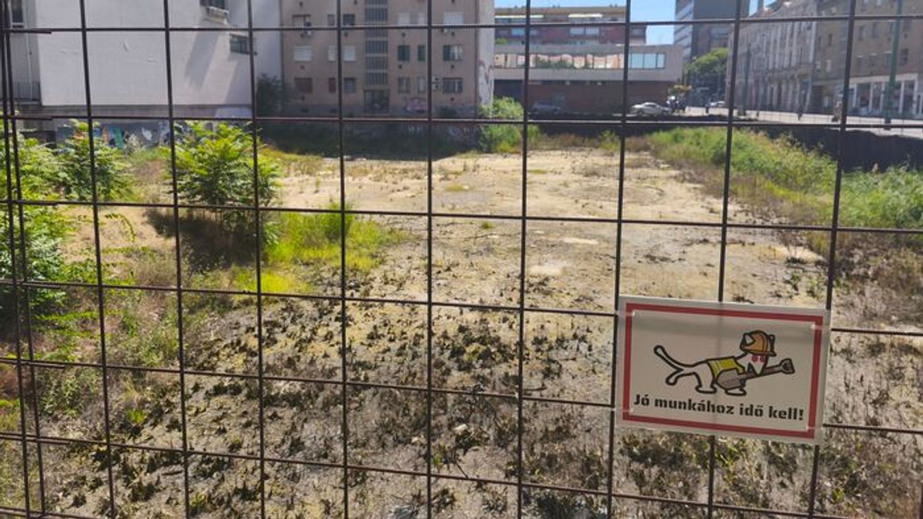 Valóban tombol a kánikula Szegeden: kiszáradt a Centrum-gödör