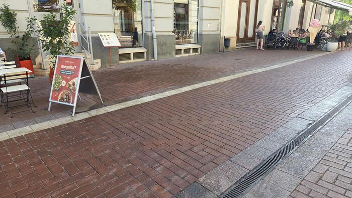Balesetveszély a belvárosban: rengeteg étolaj került a Kárász utcára +fotók