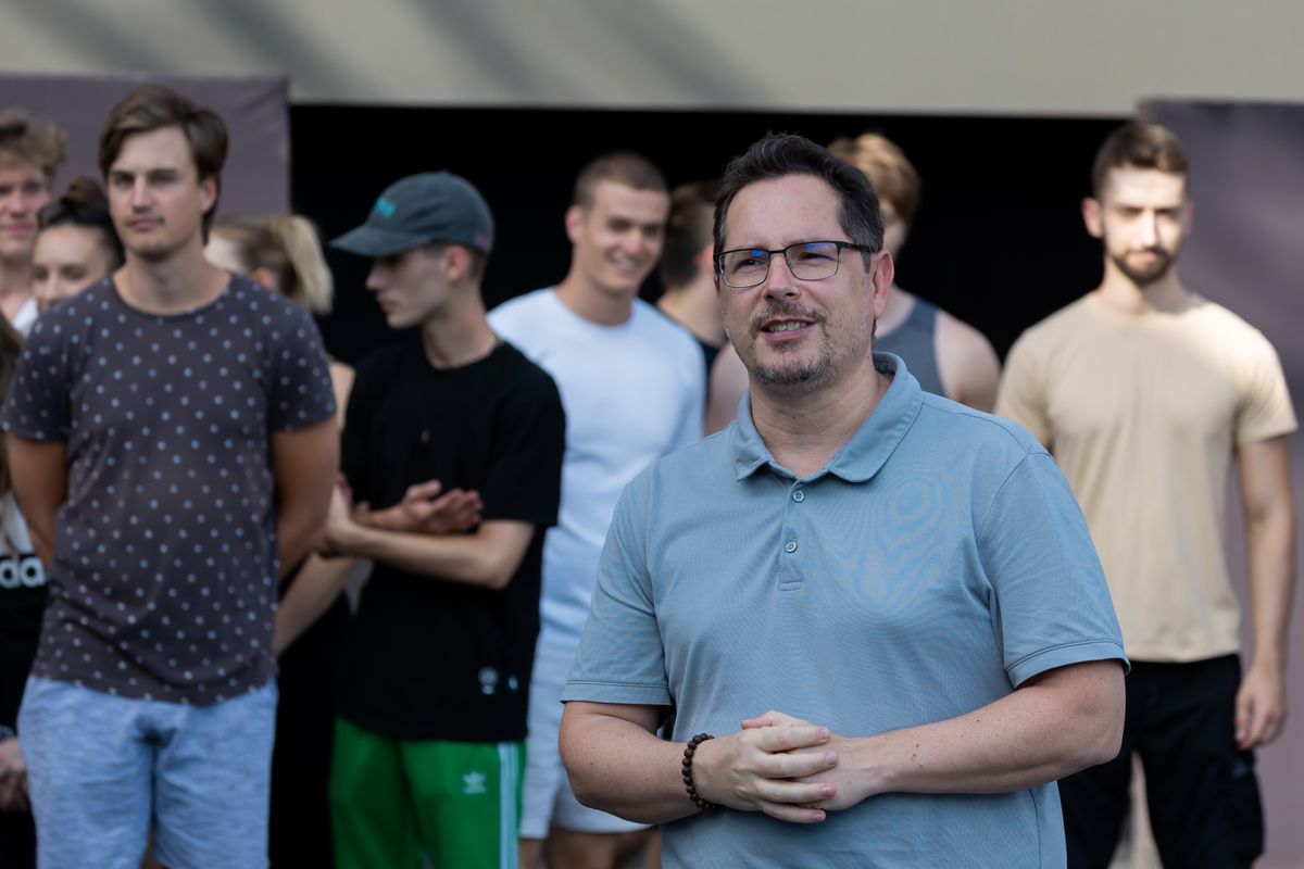 Barnák László Julyan ezredes szerepében maga is színpadra lép. 