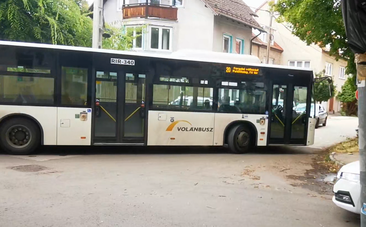 A kép alapján egyértelmű: a buszos közlekedésre a Borbás utca teljesen alkalmatlan.