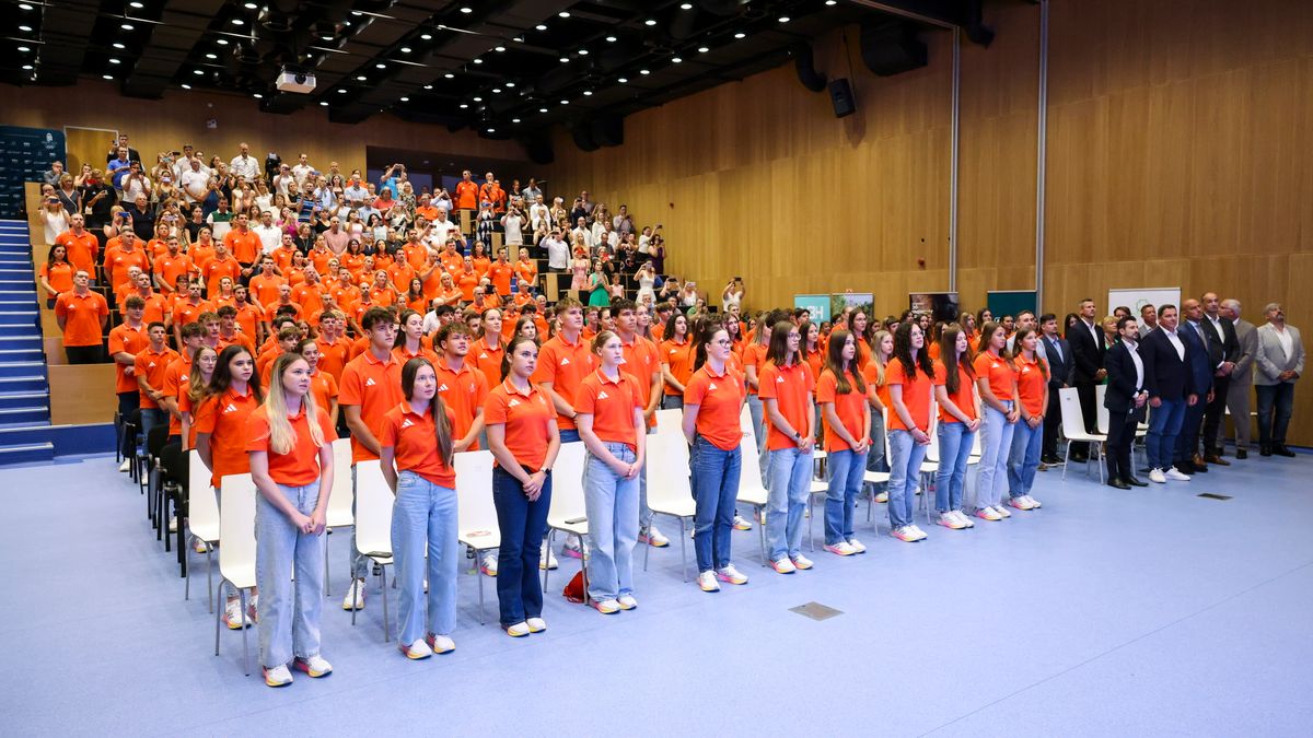A résztvevők az eskü szövegét mondják a XVIII. Nyári Európai Ifjúsági Olimpiai Fesztiválon szereplő magyar sportolók fogadalomtételén. Az ünnepi eseményen a fogadalomtétel szövegét a színpadon a háromszoros olimpiai bajnok kajakos Szabó Gabriella mondta el, miközben a nemzeti lobogót a kosárlabdázó Kovács Nóra és a tornász Hamza-Vargity Bence tartotta. 