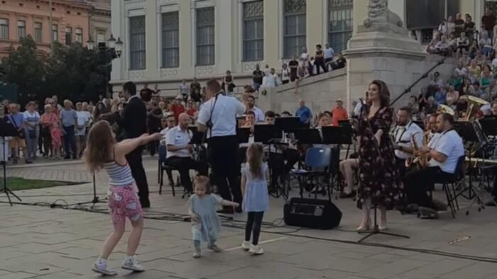 Hatalmas sikerrel fújt a Helyőrségi Zenekar a Móra-parkban Szegeden +videó