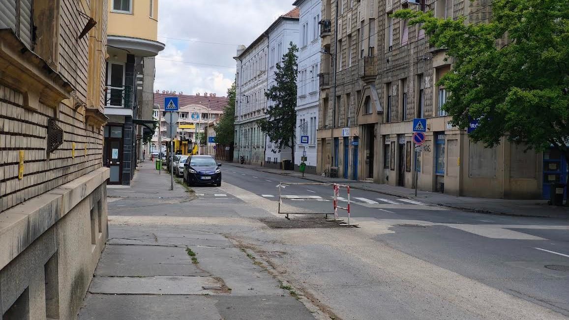 Úgy fest újabb dolga akad a szegedi önkormányzatnak a Dózsa György utcában. 