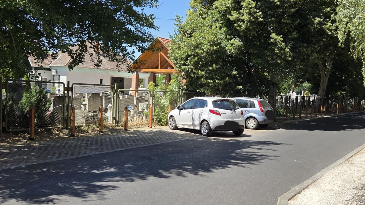 Elkerítő oszlopok szűkítik tovább a parkolási lehetőségeket Fotó: Juhász Viktor