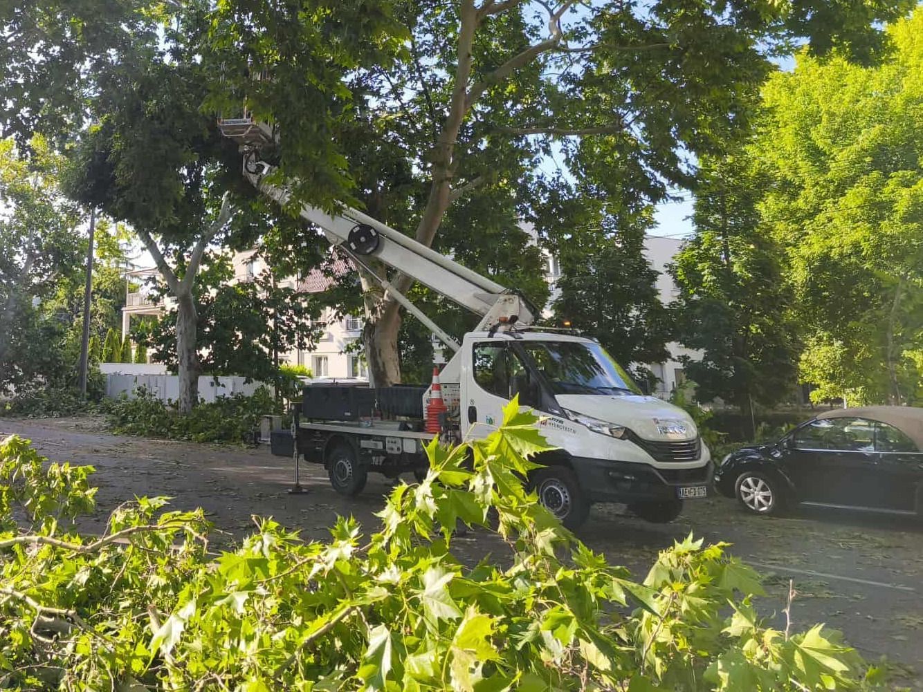 Több mint 800 segélykérés a szegedi vihar után, kedden is egész nap dolgoznak