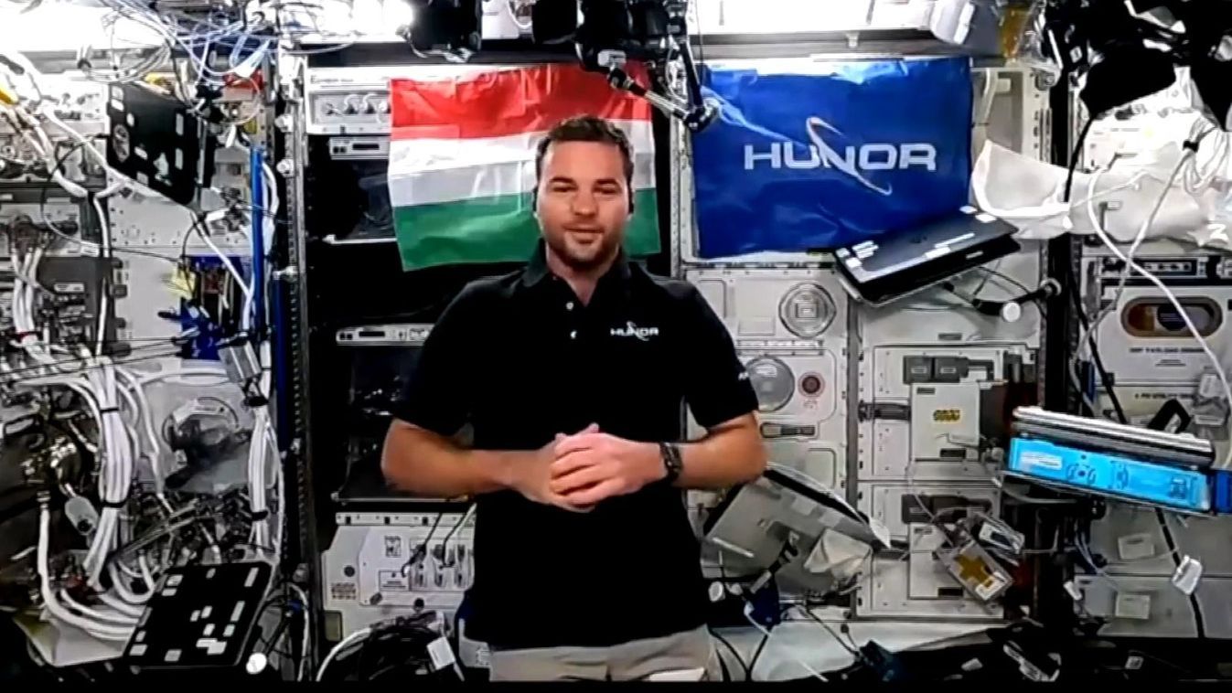 Kapu Tibor megosztotta, hogyan látja a Földet a világűrből +videó