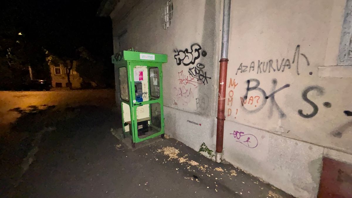 A megbecsült telefonfülkéből már egy elhanyagolt utcabútor lett Szegeden is