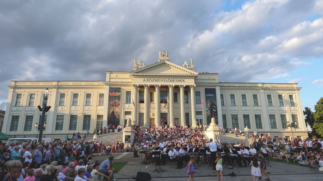 Nyári esték hangja: A Helyőrségi Zenekar elbűvölte a szegedi Móra-parkot