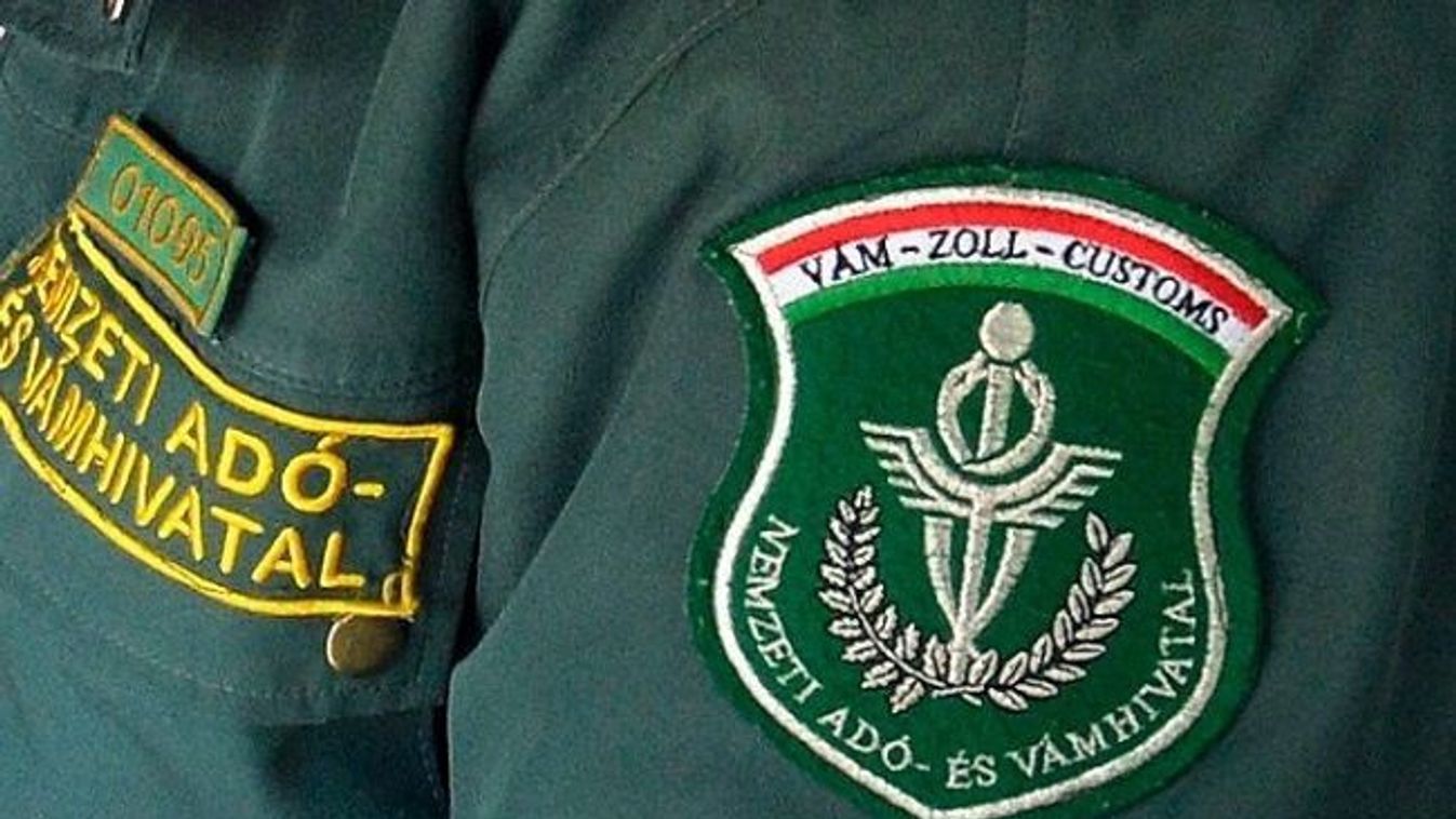 Hamisított világhírű termékeket foglalt le a NAV az M5-ös autópályán