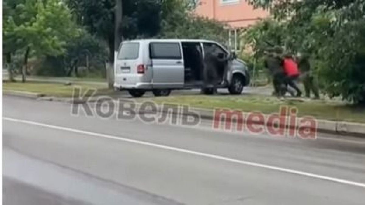 Embertelen módszerekkel hurcolnak el az utcáról járókelőket az ukrán sorozók