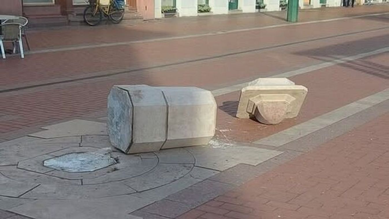 Kidőlt egy újabb betonoszlop a Klauzál téren
