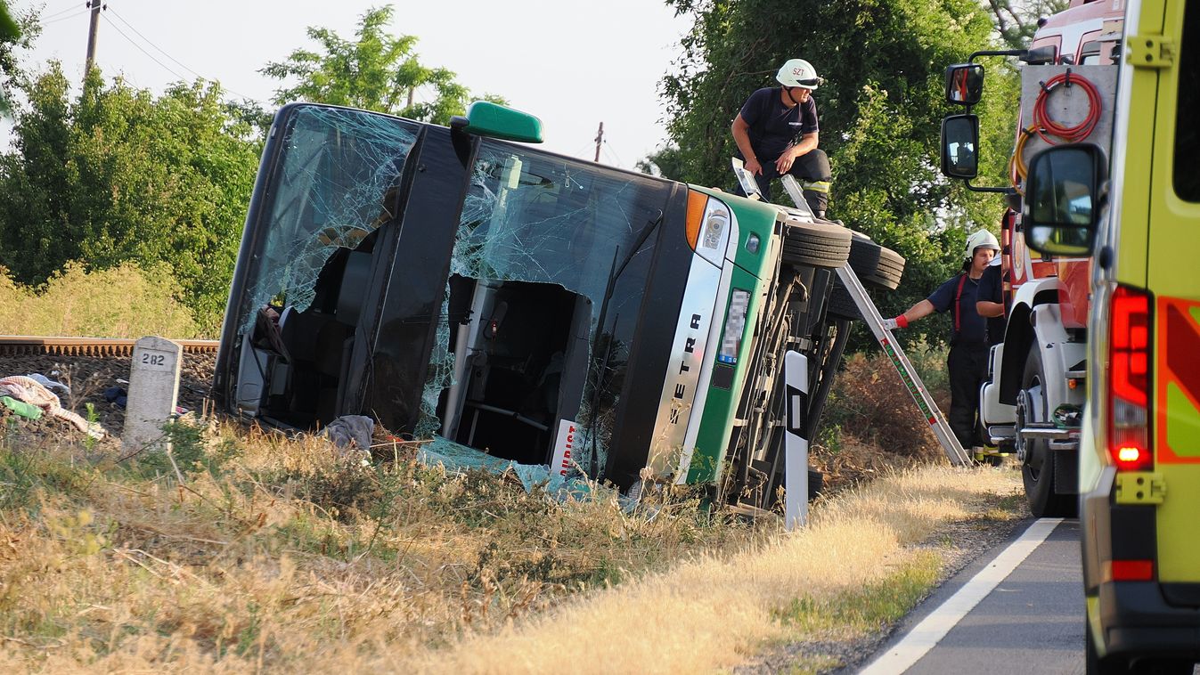Súlyos baleset hazánkban: 77 emberrel borult fel a busz