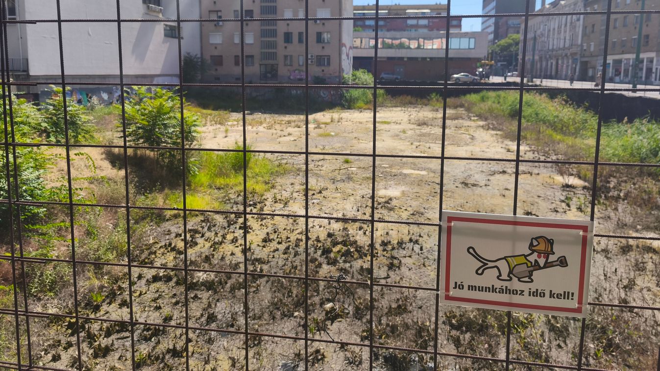 Valóban tombol a kánikula Szegeden: kiszáradt a Centrum-gödör