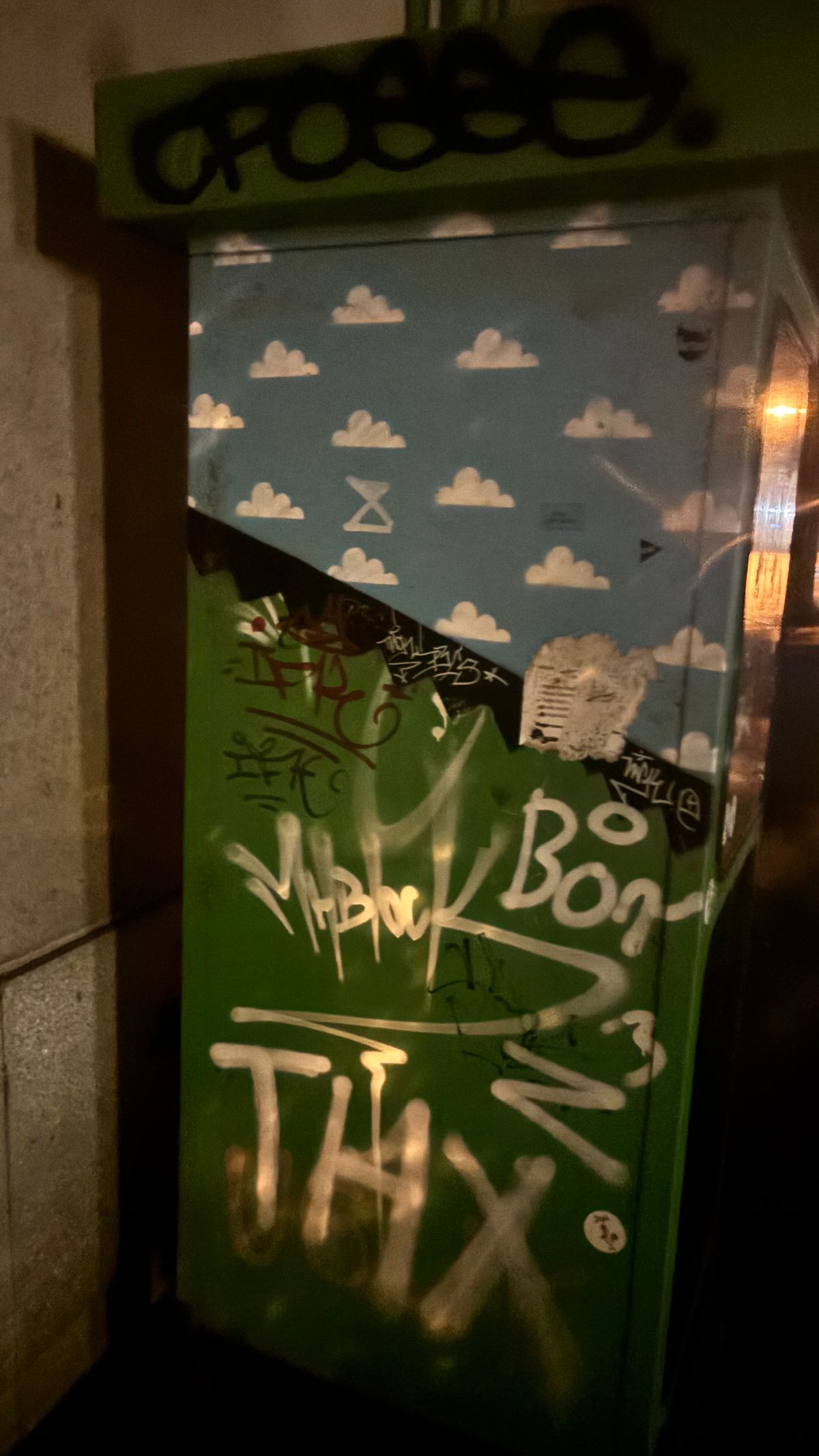 A modern művészek a telefonfülkén is kiélik szenvedélyüket, bár ez a rongálás egy eldugott utcában fel sem tűnik