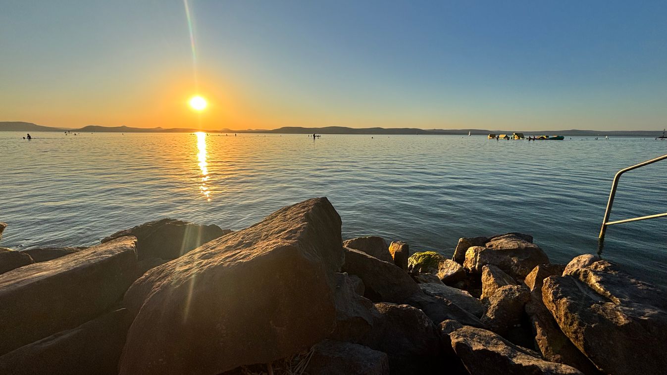 Ezt látnia kell: Csodálatos naplemente a Balatonról +galéria