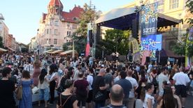 Óriási várakozás a Dugonics téren: ennyi pont kellett az SZTE legnépszerűbb szakjaihoz +fotók +videó