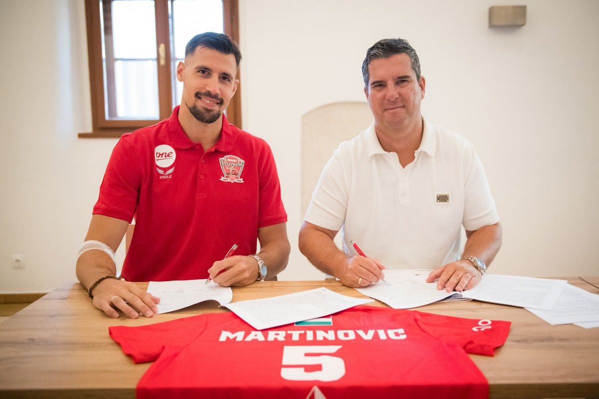A horvát Ivan Martinovic, a sportág jelenleg egyik legkeresettebb jobbátlövője, aki négy évre, a 2028/2029-es szezon végéig kötelezte el Veszprémben.