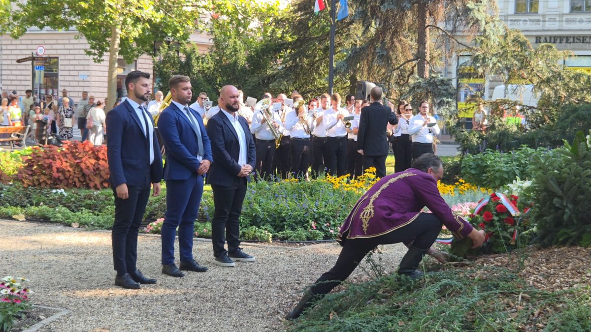 A díszünnepség végén a Fidesz-KDNP helyi képviselői is tisztelegtek a Szent István és Gizella szobor megkoszorúzásával