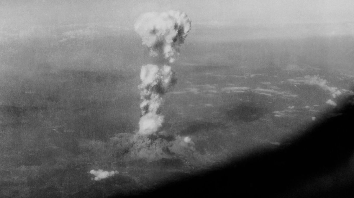 A Hirosima elleni atomtámadás felvétele az egyik B-29 Superfortress fedélzetéről fotózva 