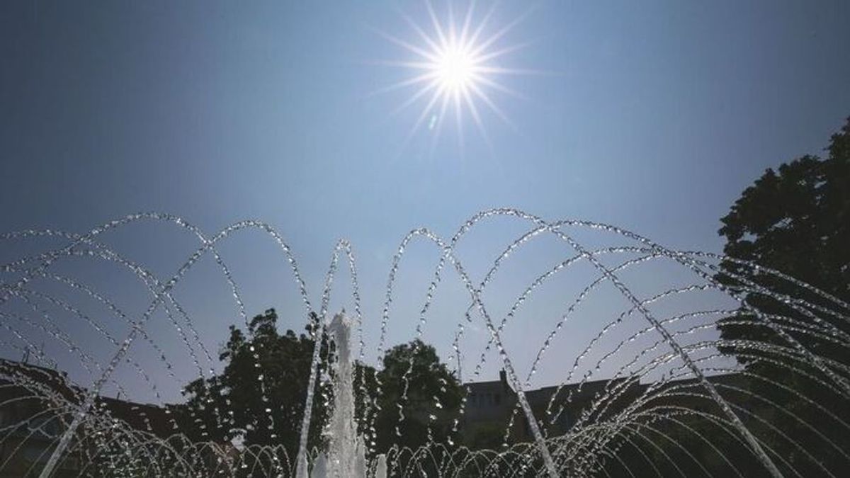 A szökőkutak közelében, árnyékos padokon enyhíthető a hőség hatása Szegeden is.