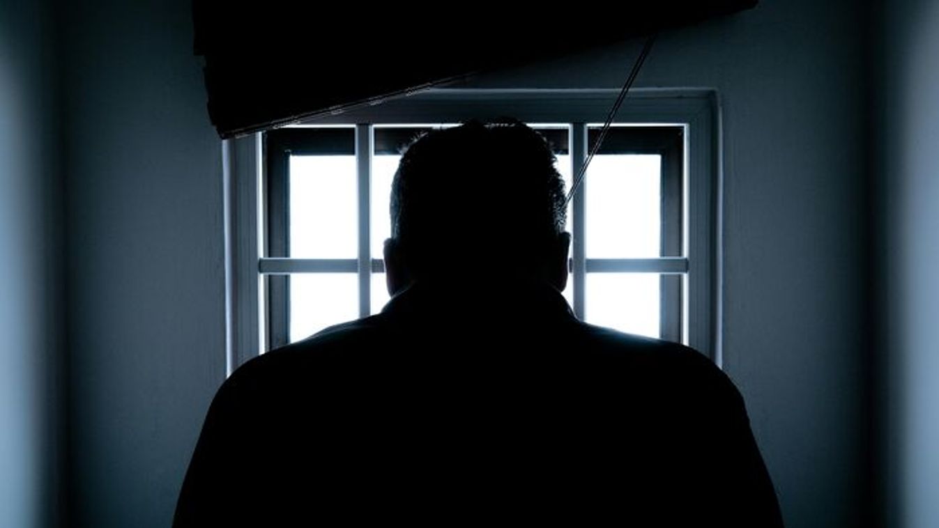 Rendőr szomszédját fenyegette: újra bíróság előtt a visszaeső zaklató