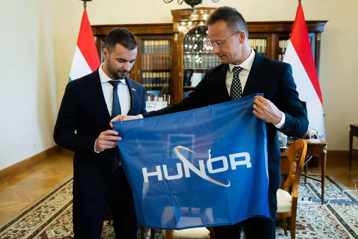 A magyar űrprogram folytatódni fog - Kapu Tibor és Szijjártó Péter Fotó: Facebook