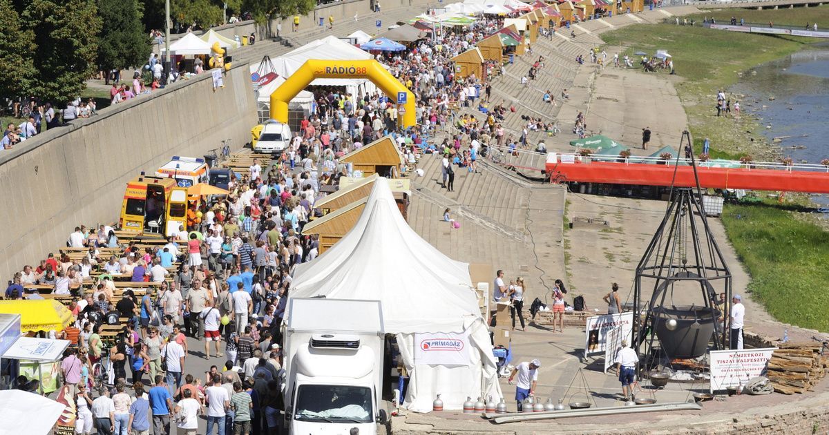 Az idei évben ismét terítékre kerül a Tiszai Halfőző Fesztivál, ami a nagy múltú Szegedi Nemzetközi Tiszai Halfesztivál zsugorodott változata